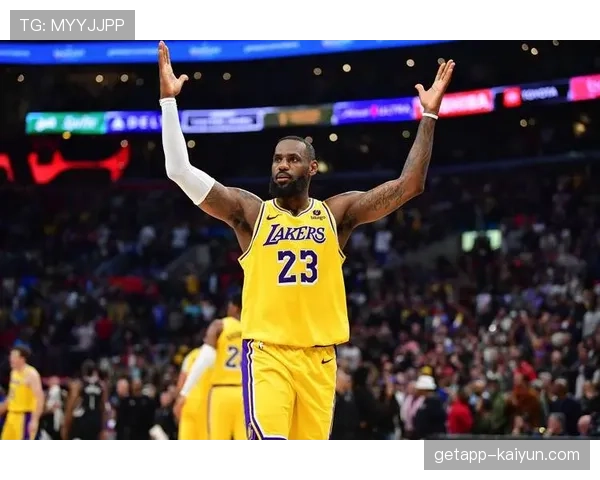 特写：詹姆斯跨越四万分里程碑瞬间，主场暂停比赛致敬
